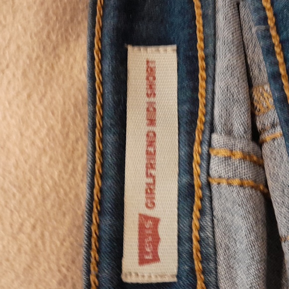 Levi's girlfriend midi jeans shorts, size 12 - Picture 2 of 4